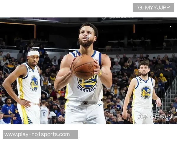 自由足球的传中技巧与战术解析助你提升比赛表现